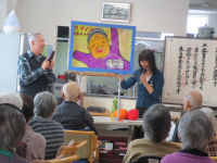 活動報告写真　“お年寄りに笑顔を”を合言葉に「紙芝居実演会」開催