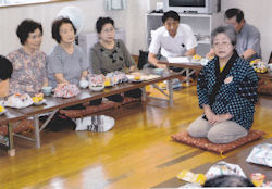 活動報告写真　高齢者の会「菜の花会」啓発訪問から