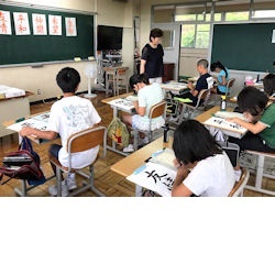 活動報告写真　小学生人権教室～書道に思いを込めて～